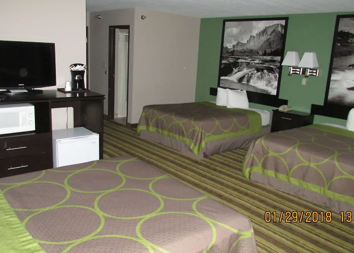 Super 8 By Wyndham Hotel *